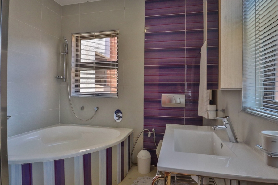 5 Bedroom Property for Sale in Xanadu Eco Park North West